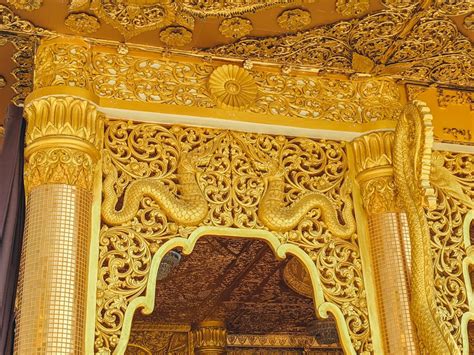  Suphan Buri Style Pagoda! A Symphony of Gold and Intricate Carvings